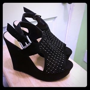Black wedges